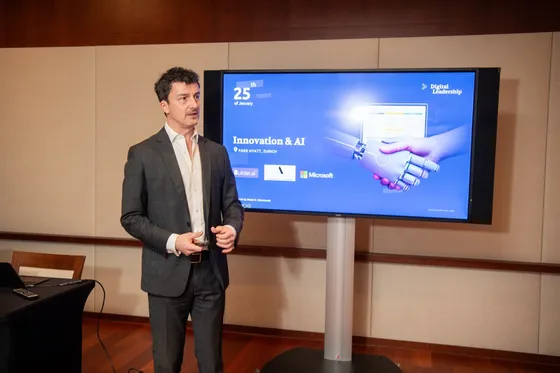 Adam D. Wisniewski eröffnet die Veranstaltung «Innovation & AI» in Zürich