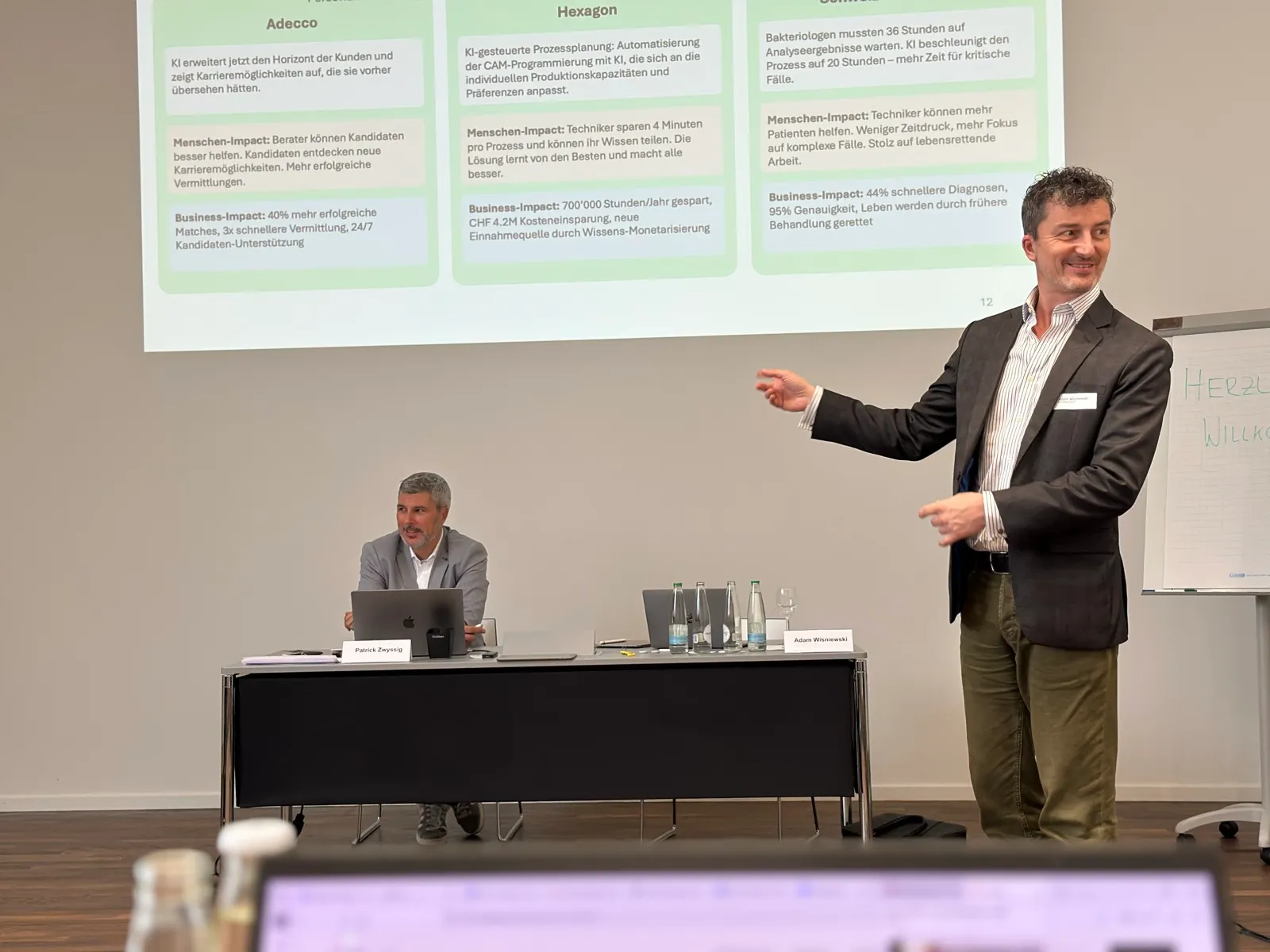 Adam D. Wisniewski präsentiert Projektergebnisse an einem AI4Leaders Anlass